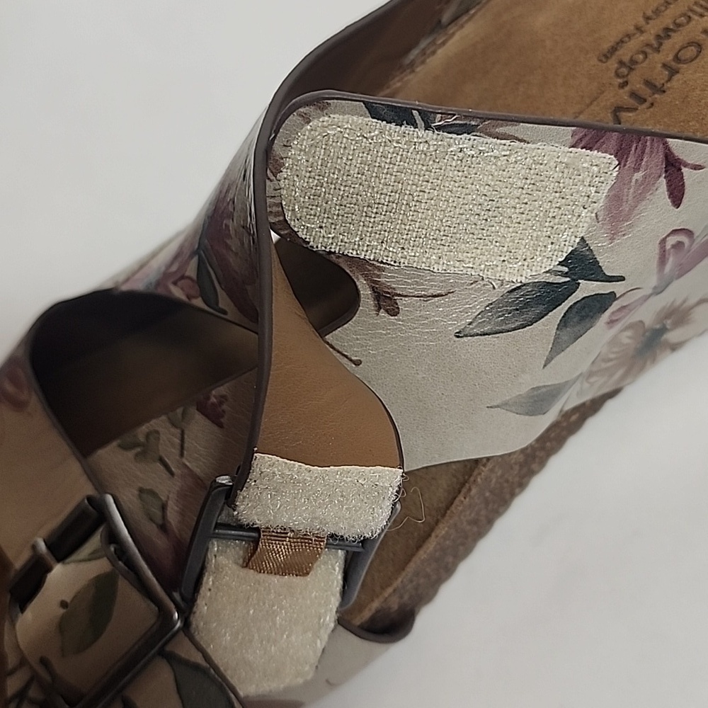 Comfortiva Women's Floral Buckle Sandals - Cream and Brown Sz 8.5 Romantic - Picture 11 of 12